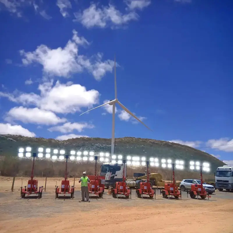 Torre de iluminação fotovoltaica Revlo em operação a céu aberto